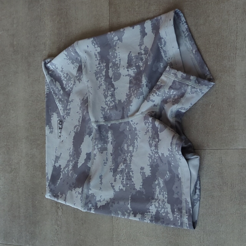 Fleo v waist shorts